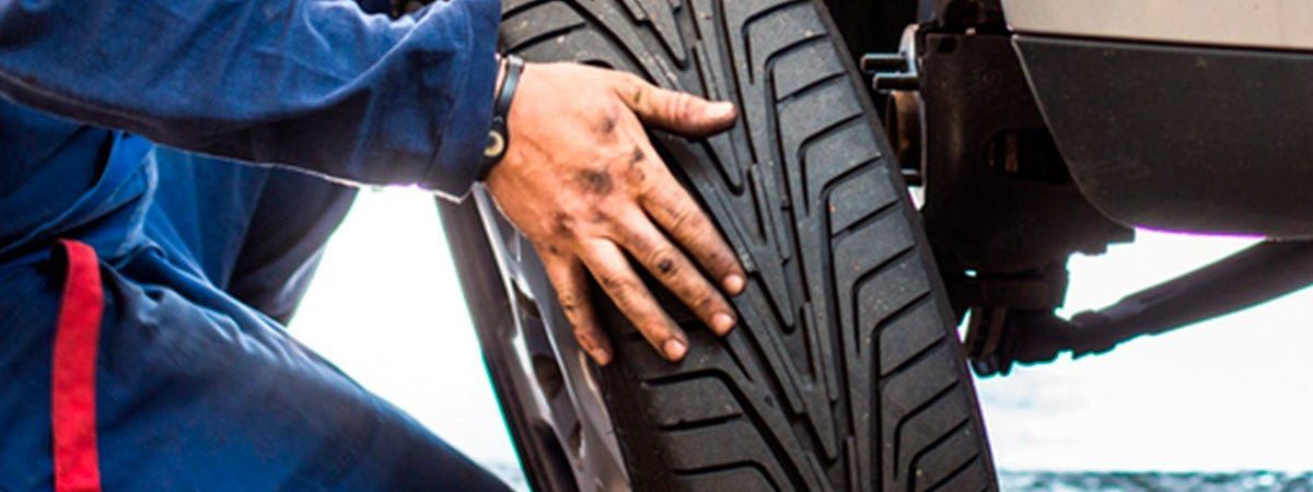 Mobile tyre repair technician assisting a car in Dubai