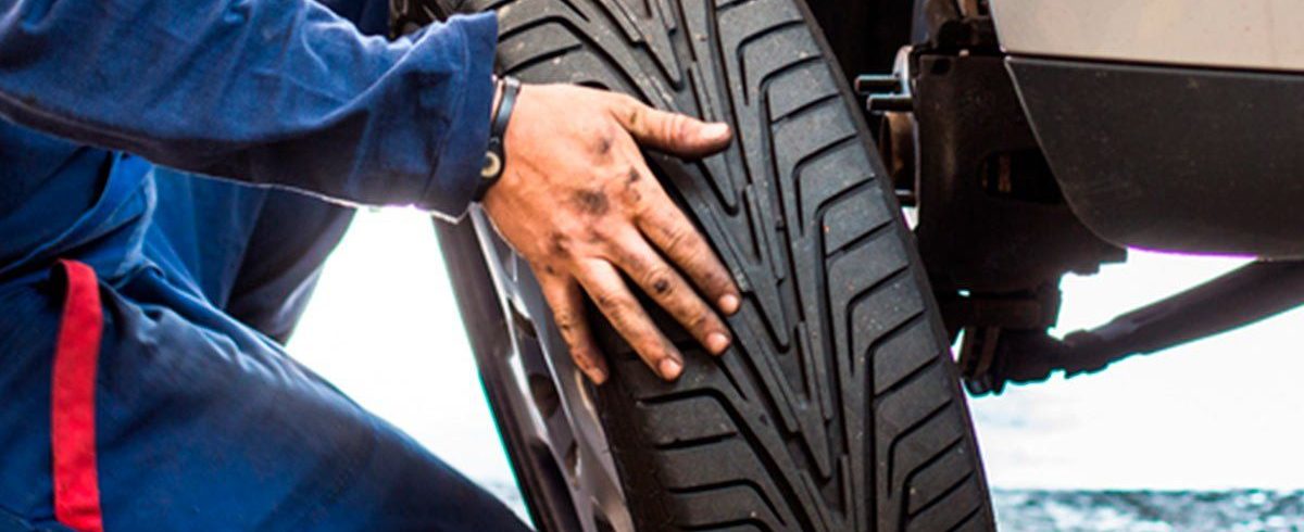 Mobile tyre repair technician assisting a car in Dubai